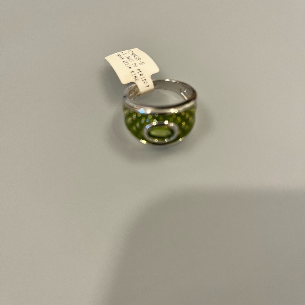 Chic Silver Ring with Green Perot Gem